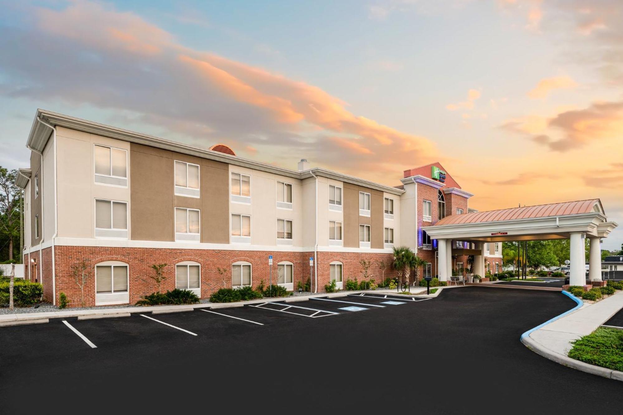 Holiday Inn Express - Spring Hill By Ihg Exterior photo