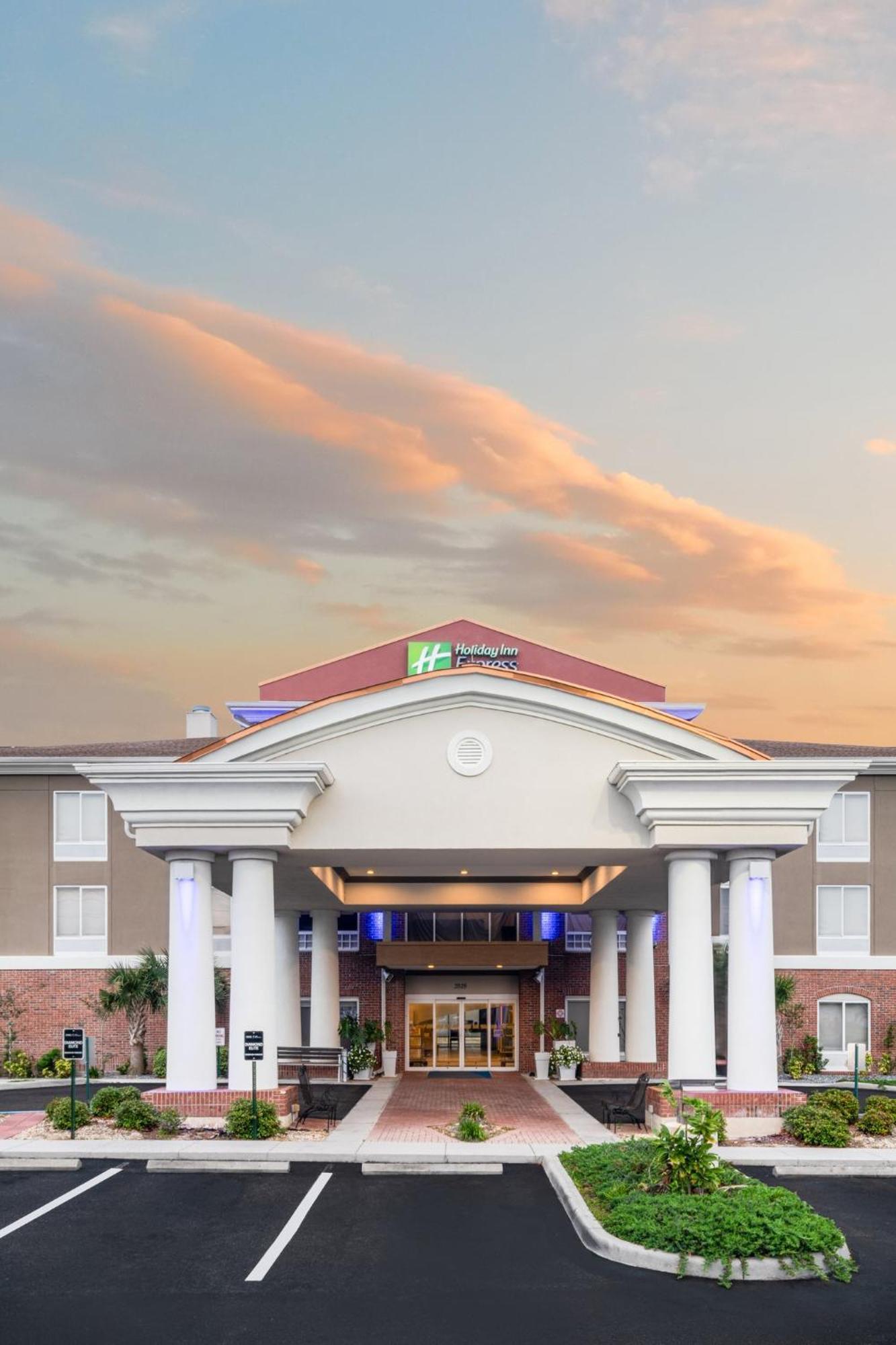 Holiday Inn Express - Spring Hill By Ihg Exterior photo